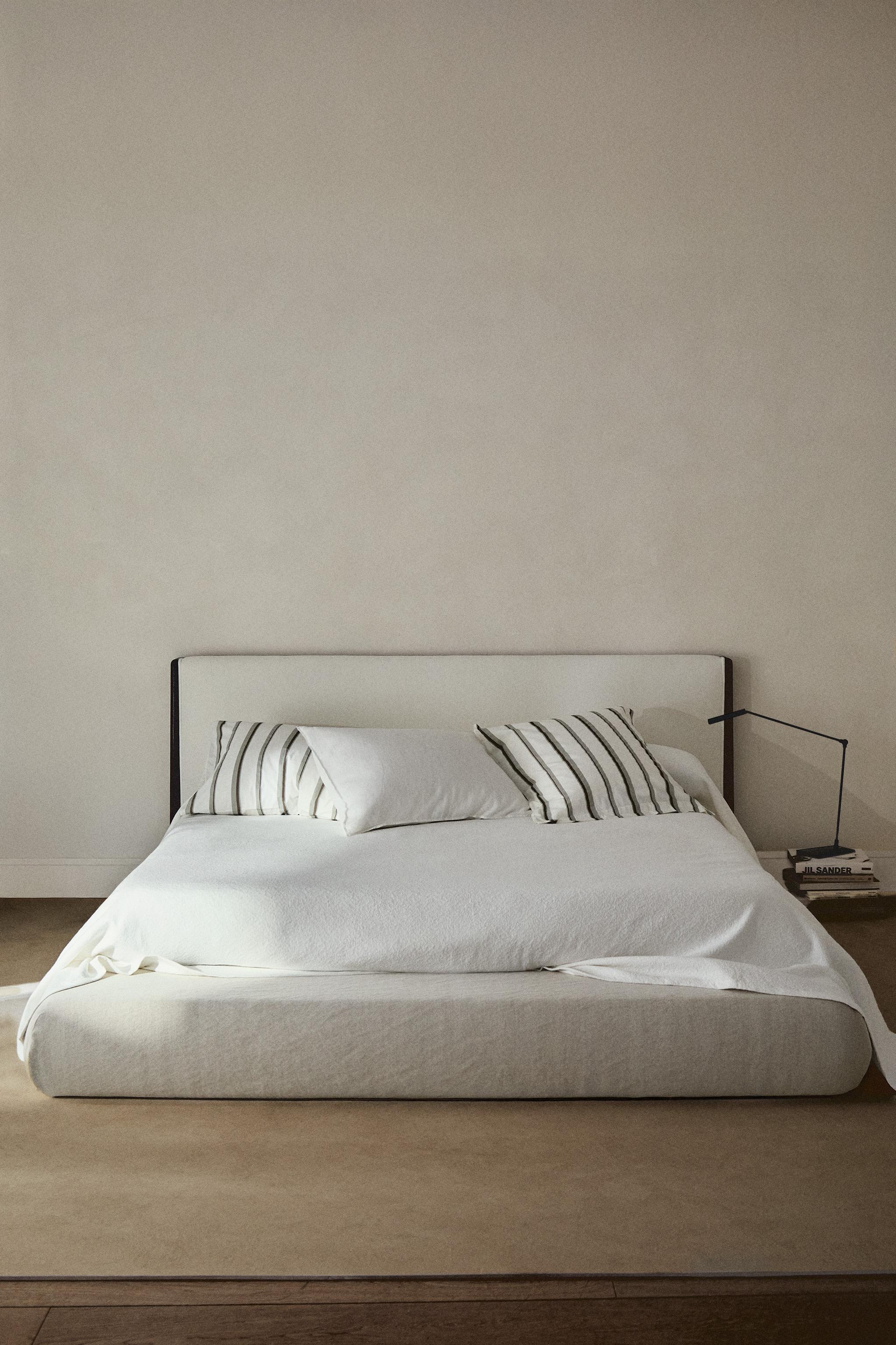 TEXTURED JACQUARD BEDSPREAD